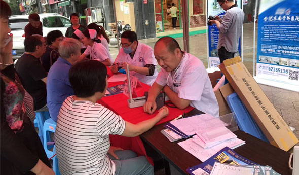 东南骨科医院专家冒雨前来我站为辖区居民进行义诊